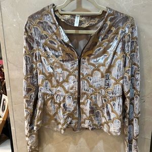 Beautiful zippered top